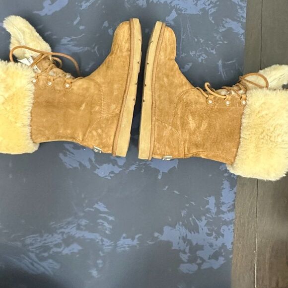 * HOST PICK * EUC Authentic UGG Boots, Size 8, Beige with laces - Picture 7 of 11